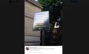 Des panneaux de la mairie de Paris ont affiché des messages «Fillon, rends l'argent», le 21 avril 2017.