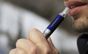 Un homme vapote avec sa cigarette électronique (image d'illustration).
