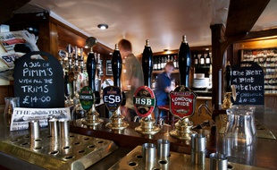 Intérieur d'un pub anglais, à Oxford (illustration).