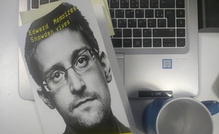 "Mémoires vives" est le premier livre autobiographique d'Edward Snowden.