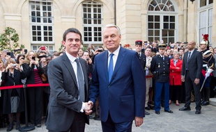 La passation de pouvoir entre Manuel Valls et Jean-Marc Ayrault à Matignon, le 1er avril 2014.