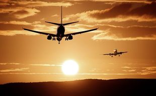 Un avion au soleil couchant