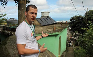 Ottavio Barros fait visiter la favela de Vale Encantado, à Rio de Janeiro, le 23 juin 2012.