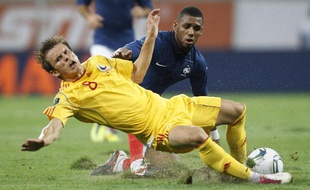 Yann Mvila, au duel avec Lazar, le 6 septembre 2011 à Bucarest