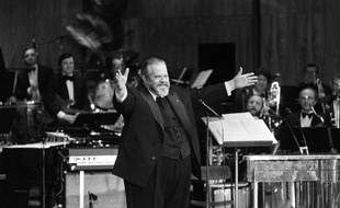 Le cinéaste américain Orson Welles préside la cérémonie des Césars à la salle Pleyel, le 27 février 1982, à Paris.