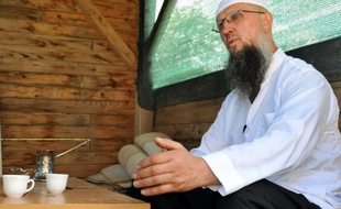 Izet Hadzic, imam auto-proclamé du village de Osve (nord de la Bosnie) assis devant sa maison, le 18 mai 2016