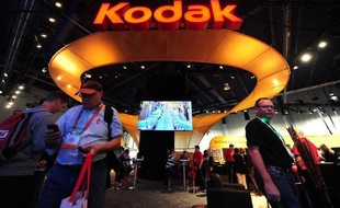 Le groupe américain Eastman Kodak se rapproche d'une sortie de faillite avec l'annonce lundi d'un accord avec son plus gros créancier, le fonds de pension britannique KPP, passant par la cession à ce dernier de certaines de ses activités d'imagerie, et d'un retour aux bénéfices.