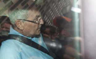 Peter Madoff, jeune frère de l'escroc Bernard Madoff avec lequel il a travaillé pendant trente ans, a plaidé coupable vendredi à New York de fraude financière et accepté une peine de de dix ans d'emprisonnement.