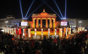 La Porte de Brandebourg (Berlin) devant laquelle des dominos géants décorés ont été installés (sur 1,5 km) pour représenter le Mur de Berlin, à deux jours de la célébration fêtant les vingt ans de la chute du Mur, samedi 7 novembre 2009.