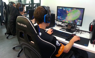 Des joueurs de Millenium dans l'eSport Arena de Webedia, à Levallois, le 17 septembre 2015.