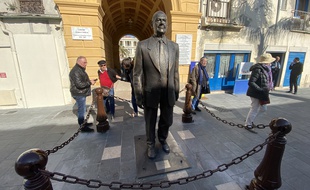 Depuis lundi, la statue est entourée par de lourdes chaînes