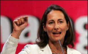 Un "moment démocratique original": c'est ainsi que Ségolène Royal a défini le grand oral des présidentiables PS qu'elle a ouvert samedi matin à Lens, suivie de l'ex-Premier ministre Lionel Jospin, puis de Jack Lang et de Dominique Strauss-Kahn.