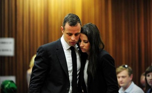 Oscar Pistorius en compagnie de sa soeur Aimee, au tribunal à Pretoria, le 19 mars 2014