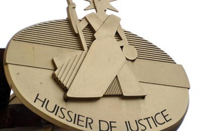 Francine est "inquiète" de voir arriver "l'huissier et la police"