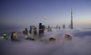 La piscine est située au 77e étage de l’Adress Beach Resort à Dubaï.