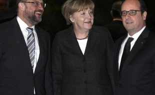 La Chancelière allemande Angela Merkel, le président français François Hollande (d) et le président du Parlement européen Martin Schulz, lors d'un dîner à Strasbourg, le 30 janvier 2015