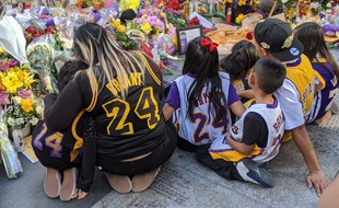 Hommage à Kobe Bryant devant le Staples Center le 28 janvier 2020.