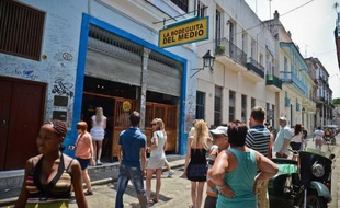 Temple du mojito cubain, le petit bar de La Havane La Bodeguita del Medio fête ses 70 ans et reste incontournable pour des millions de touristes qui viennent découvrir l'ancien repaire favori de l'écrivain américain Ernest Hemingway.