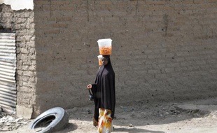 Une femme marche dans Fotokol le 17 février 2015