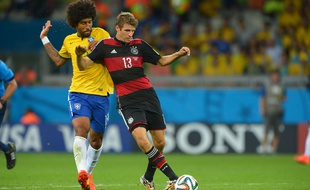 Dante (à gauche) au duel avec Thomas Müller, lors de la Coupe du monde 2014