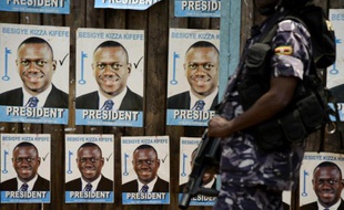 La police ougandaise surveille le 19 février 2016 l'entrée des bureaux du candidat de l'opposition aux élections présidentielles, Kizza Besigye, à Kampala