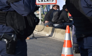 Calais (Pas-de-Calais), le 27 octobre 2016. Des migrants attendent d'être évacués vers des Centres d'accueil et d'orientation après le démantèlement de la «jungle».