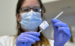 Un médecin tient une seringue du vaccin ChAd3 contre le virus Ebola, à Lausanne, le 4 novembre 2014.