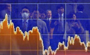 La croissance a nettement ralenti au Japon entre juillet et septembre, à 0,3% d'un trimestre sur l'autre, comme pour rappeler l'ampleur du défi auquel fait face la politique de relance du Premier ministre Shinzo Abe.