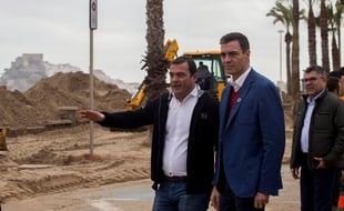 Le Premier ministre espagnol Pedro Sanchez (à droite) et le maire de Peniscola Andres Martinez (à gauche) découvrent l'étendue des dégâts et dommages causés par la tempête Gloria dans le village de Peniscola, Castellon, à l'est de l'Espagne le 25 janvier 2020.