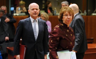 Le ministre britannique des Affaires étrangères et la chef de la diplomatie européenne Catherine Ashton le 17 mars 2014 à Bruxelles