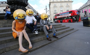 Trois personnes se sont baladées dans Londres déguisées en emojis humains en 2015 pour une campagne de pub