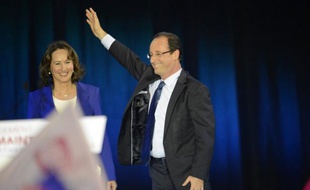 L'un entre à l'Elysée, l'autre pas : François Hollande a réussi dimanche là où avait échoué cinq ans avant Ségolène Royal, son ex-compagne, mère de ses quatre enfants, une aventure de couple politique sans précédent.