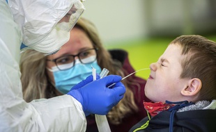 Un enfant fait un test anti-Covid.