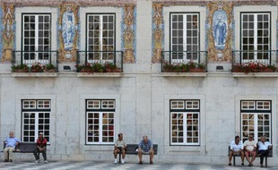 Englué dans la crise, le Portugal suscite l'intérêt d'un nombre toujours plus grand de retraités européens en quête de douceur de vivre, attirés par de généreuses exonérations fiscales et des prix immobiliers en forte baisse.