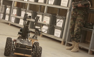 Un soldat manoeuvre un robot démineur
au centre d'entraînement de Besmaya, près de Bagdad, le 5 juillet 2009.