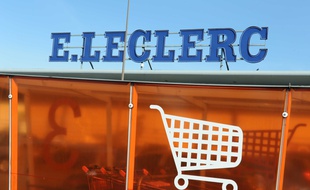 Une responsable de l'hypermarché Leclerc de Castres a été kidnappée chez elle et obligée d'ouvrir le coffre du magasin.