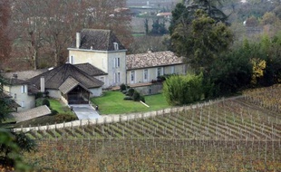 La transaction, révélée par le site du magazine Terre de Vins du Groupe Sud Ouest, est l'acquisition la plus prestigieuse réalisée ces dernières années dans le Bordelais par un investisseur chinois.