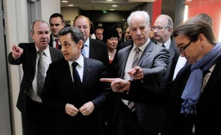 Nicolas Sarkozy veut donner un coup de pouce aux bas salaires en remplaçant la Prime pour l'emploi par une réduction de charges sociales mais cette mesure risque de faire des "perdants" parmi les salariés modestes, affirment des experts et certains candidats concurrents
