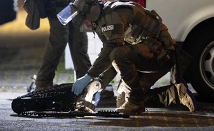 Un policier sur le lieu d'une fusillade à Hanau (banlieue de Francfort), le 20 février 2020.