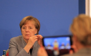 Angéla Merkel, les yeux dans le vide, ce samedi 25 novembre, à la 33e convention de son parti du CDU.