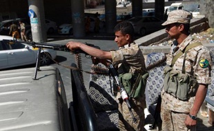Des membres des forces de sécurité à un check-point à Sanaa le 12 décembre 2013 après des rumeurs sur un attentat imminent