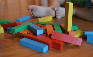 Du matériel pédagogique pour une école alternative.
