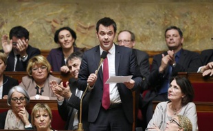 Le député français Olivier Véran (C) prend la parole lors d'une séance de questions au gouvernement à l'Assemblée nationale le 1er avril 2015 à Paris