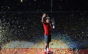 Le Suisse Roger Federer lors de son discours d'après match après avoir battu Gilles Simon à Shanghai, le 12 octobre 2014.