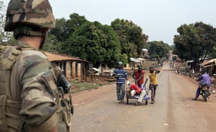 A Yaloke, près de Bangui (Centrafrique) le 9 février 2014 , quelque 500 musulmans restent près de la mosquée sous la protection de la force française Sangaris.