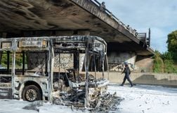 A Rennes, l’incendie du bus sur la rocade perturbe toujours le trafic routier