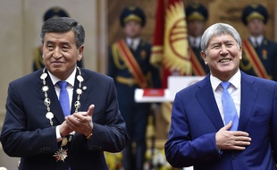 A gauche, l'actuel président du Kirghizstan , Sooronbai Jeenbekov. A droite, son prédécesseur, inculpé pour corruption, Almazbek Atambaïev, le 24 novembre 2017.
