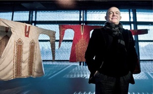 Christian Lacroix, célèbre couturier, a utilisé son savoir faire pour décorer le service de cancérologie de l'hôpital de Martigues.