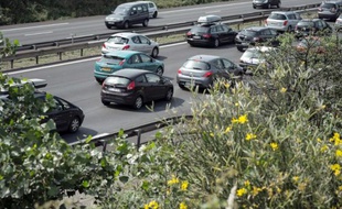 L'autoroute A6 était coupée dans la nuit de lundi à mardi dans le sens Lyon-Paris à hauteur en Saône-et-Loire après un accident mortel, tandis qu'une autre coupure partielle avait lieu en Côte-d'Or dans le sens Paris-Lyon après un autre accident, a-t-on appris auprès des pompiers et de Bison futé.