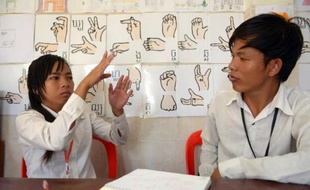 C’est un salon de coiffure sans le brouhaha habituel des conversations: les apprentis coiffeurs y étudient la langue des signes. Une libération pour ces jeunes Cambodgiens, dans un pays où l'immense majorité des sourds est privé de langage, comme dans de nombreux pays du monde.